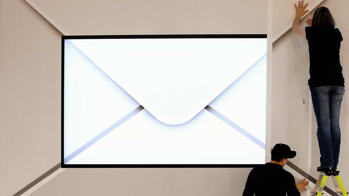 استخدام الإيميل للنقاش في العمل