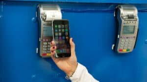 اقتصاد الوساطة في خدمة أبل باي