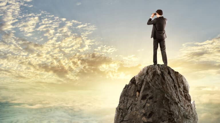 الاستمرار بالتنقل الأفقي بين الشركات أو البقاء في الوظيفة الحالية