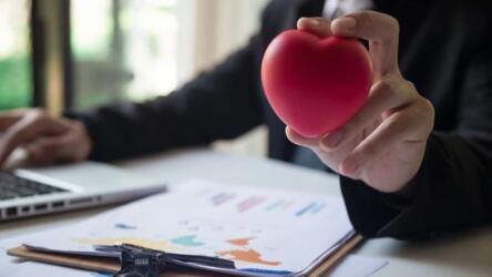 التعاطف مقابل المساءلة