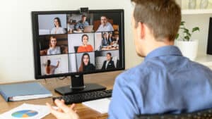 التماس آراء العاملين عن بعد