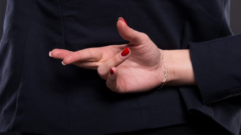 النجاة من الموظفين المخادعين