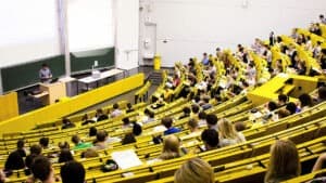 الشراكات بين المراكز الصناعية والمؤسسات الأكاديمية