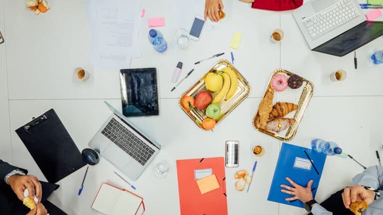 التواصل عن بعد والتواصل وجهاً لوجه