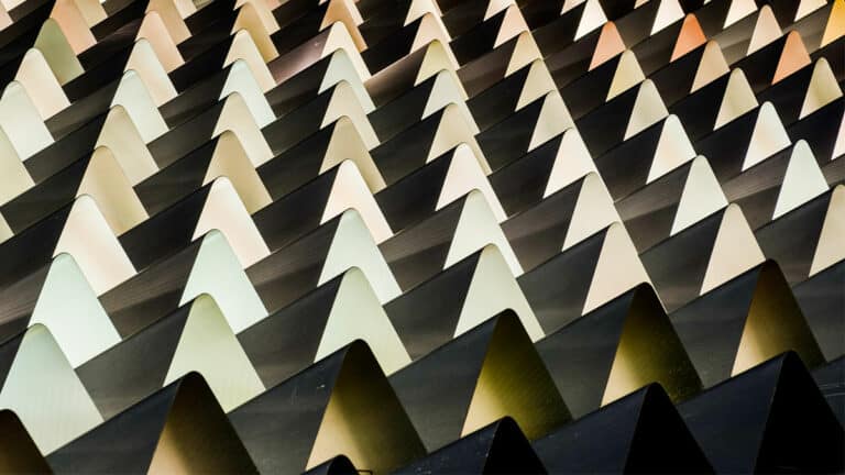 المنصات والأعمال التقليدية