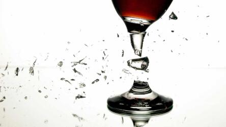 عندما تنكسر الثقة بين الناس يفقد التواصل قيمته