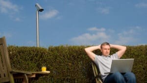 بناء الثقة مع العاملين من المنزل