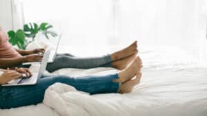 الأزواج العاملون من المنزل