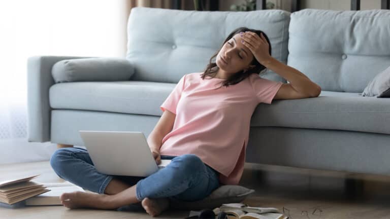 التحكم في الأفكار في أثناء العمل واحتوائها