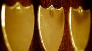 تعاون المرأة مع فريق العمل