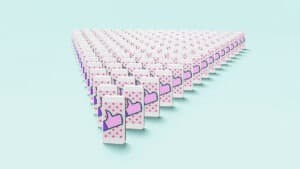 هوس وسائل التواصل الاجتماعي وتعزيز المعلومات المضللة