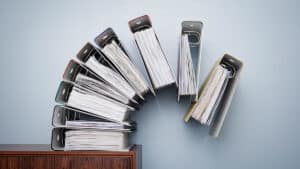 إنهاء علاقة عمل الموظفين