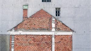 تنهال الطلبات عليك. ولكن هذه المرة ليس اجتماعاً مجدولاً مكان اجتماع آخر، بل إنه التزام عائلي يتقاطع مع آخر مهني. ويمكن أن تؤدي هذه المواقف إلى إشعارك بالذنب والإجهاد، حيث يأتي الشعور بالذنب من خذلانك للآخرين، إذ تشعر أنك ستخسر بغض النظر عن القرار الذي تتخذه. وقد تشعر بالتوتر لأنه لا يمكنك أن تكون حرفياً في مكانين معاً. فماذا عن اصطدام العمل والعائلة بشكل مستمر؟