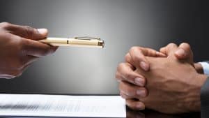 التحدث مع المدير حول عروض العمل