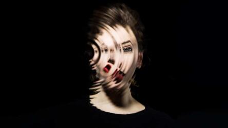 ما هي حالة النساء الجميلات في العمل؟