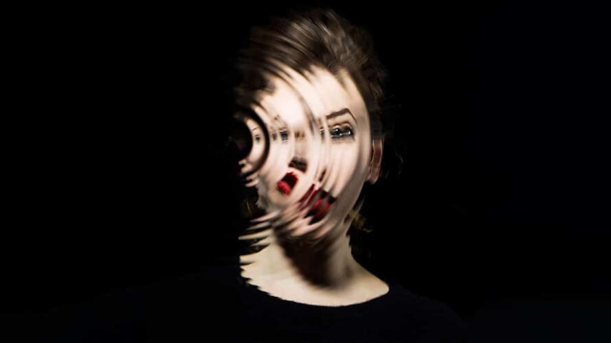 ما هي حالة النساء الجميلات في العمل؟