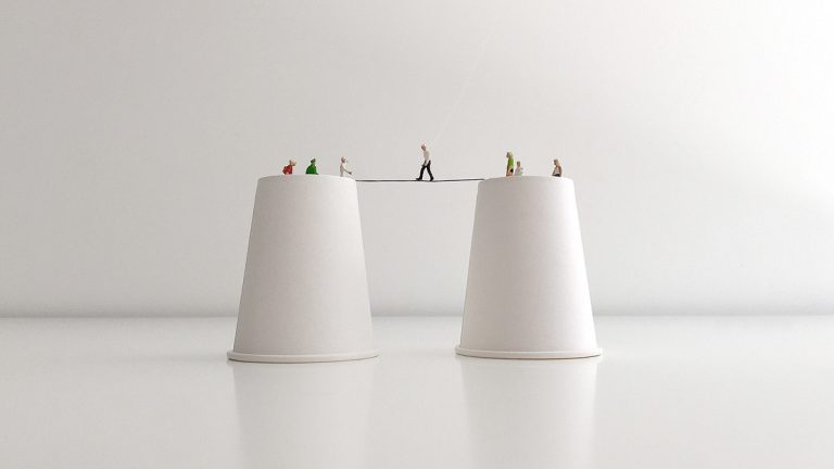 كيف يمكننا حل مشكلة فجوة الثقة بالنفس بين الرجال والنساء؟