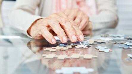 كيف يمكن للمرأة تدبير أعمالها عنمدا تتولى رعاية المسنين؟