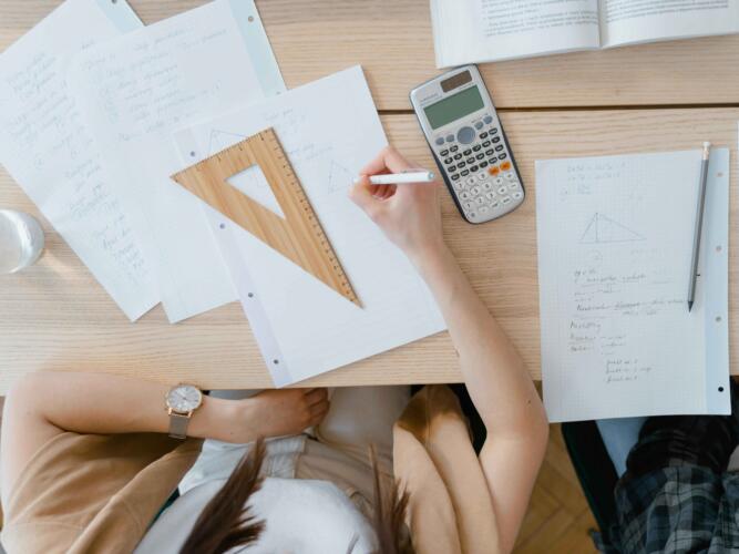 كيف تشجّع شركات التكنولوجيا المعلمين على استخدام الذكاء الاصطناعي؟