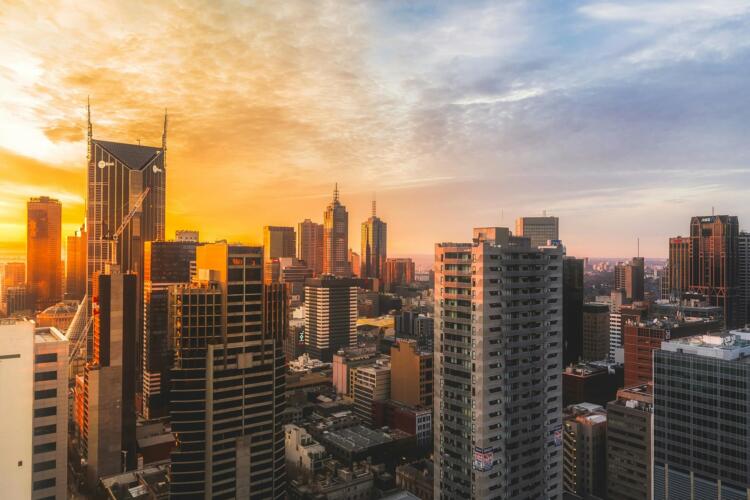 ما الطرق الأكثر فاعلية لتبريد مدينة كاملة في موجات الحر؟
