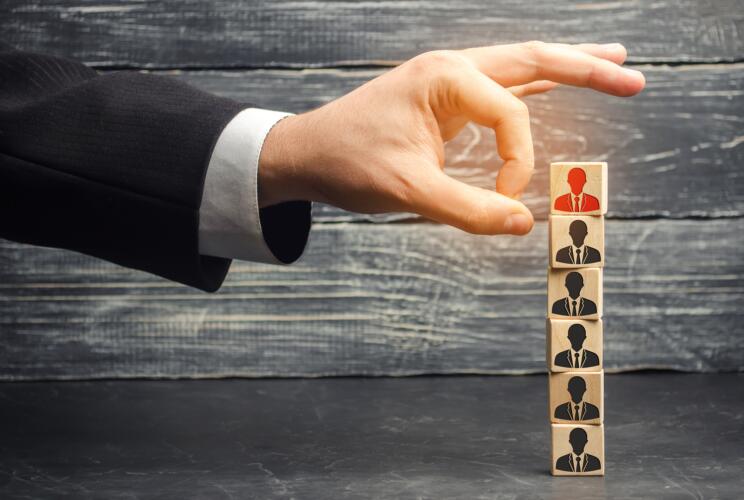 لماذا تستبدل شركات التكنولوجيا موظفيها بأدوات الذكاء الاصطناعي؟
