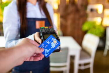 ما هي تقنية إن إف سي NFC؟ وكيف ستُغيّر طريقة تفاعلنا مع المنتجات والدفع الذكي؟