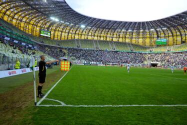 ما هي آلية عمل تكنولوجيا التسلل شبه الآلي في ملاعب الدوري الإنجليزي الممتاز؟
