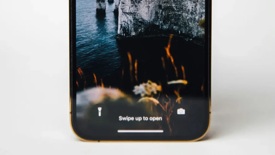 حيلة جديدة في آيفون تمكنك من وضع دردشتك المفضلة على شاشة القفل