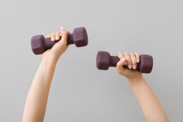 هل يمكن بناء عضلات كبيرة باستخدام أوزان خفيفة؟