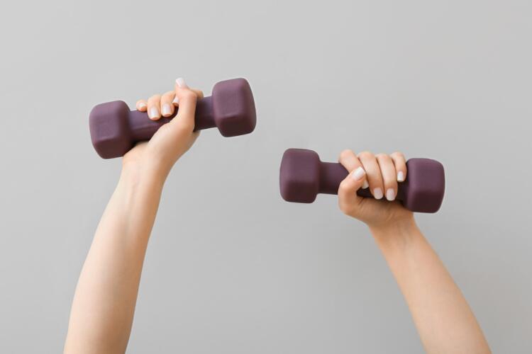 هل يمكن بناء عضلات كبيرة باستخدام أوزان خفيفة؟