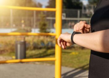 علمياً: لا تكتفِ بعدّ خطواتك بل اقسمها على نبض قلبك!