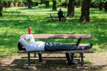 قيلولة الظهيرة: كنز لشحن طاقتك وتعزيز صحتك