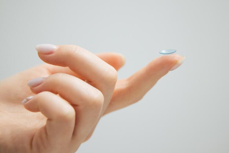 علمياً: عدسات لاصقة ذكية من الإمارات تحمي العين من الأشعة فوق البنفسجية ودرجة الحرارة