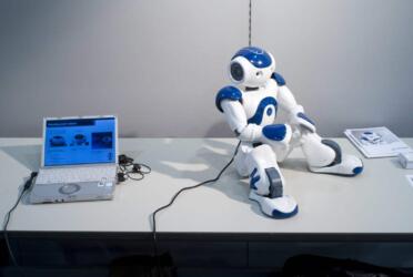 الصداقة بين الروبوتات والبشر