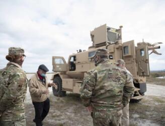 كيف يمكن أن تخفف الشاحنات المزودة بالليزر والأذرع الروبوتية من خطر التعامل مع القنابل؟