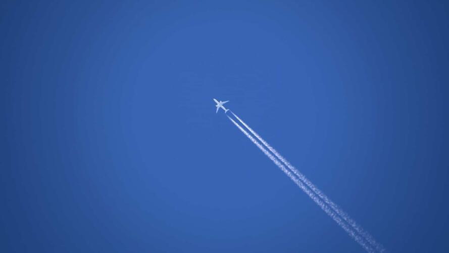 لماذا تطير الطائرات على ارتفاعات مختلفة وما علاقة الأرقام الفردية والزوجية بذلك؟