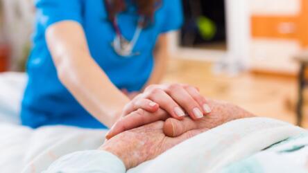 ما مخاطر علاج كبار السن من مرض السرطان؟