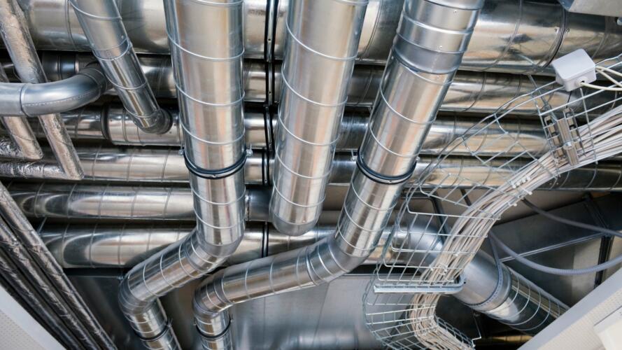 لماذا لا تعمل الآلات بكفاءة في درجات الحرارة الشديدة؟ دراسة تفسّر الأسباب