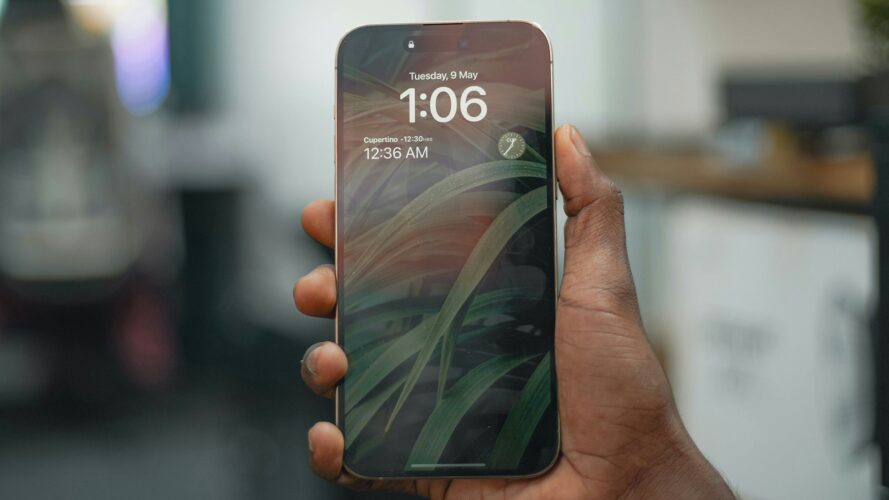 كيفية تخصيص الشاشة الدائمة العرض في الهواتف الذكية