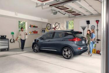 كيف يمكن للسيارات الكهربائية أن تساهم في تزويد المنازل بالطاقة الكهربائية؟