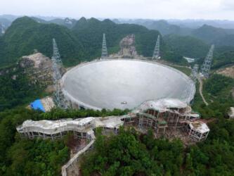 علماء الفلك يرصدون تدفقاً راديوياً قوياً على بعد 3 مليارات سنة ضوئية