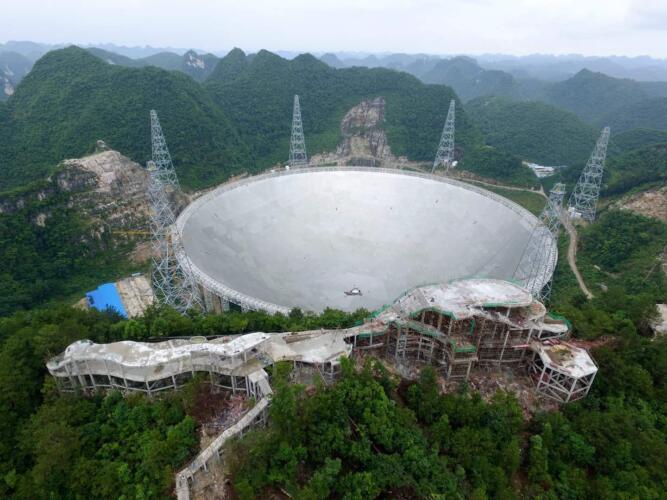 علماء الفلك يرصدون تدفقاً راديوياً قوياً على بعد 3 مليارات سنة ضوئية