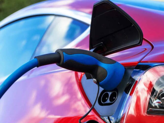كيف يمنع «قلق المدى» المرتبط بالشحن الاستخدام الواسع للسيارات الكهربائية؟