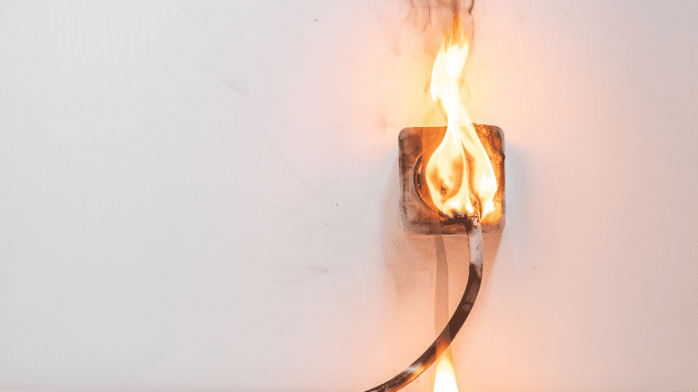 كيف تتصرف عند حدوث ماس كهربائي؟