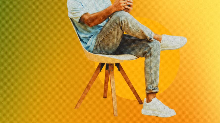 لماذا نضع رجلاً فوق الأخرى عند الجلوس؟ وما مخاطر ذلك؟