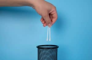 4 أسباب تدعو للتخلي عن استعمال العيدان القطنية لتنظيف الأذن