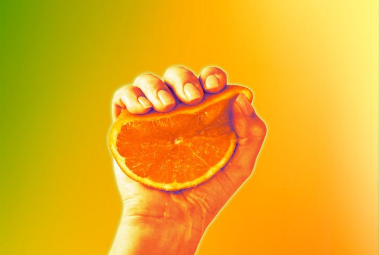 أيهما أفضل: تناول الفواكه الكاملة أمْ شرب عصيرها؟