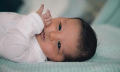 لماذا يعد نومك إلى جانب طفلك الرضيع خطيراً؟