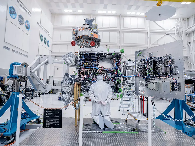 أحد الفنيين يدرس "أدمغة" المركبة الفضائية أوروبا كليبر التابعة لوكالة ناسا، التي ستُطلق في عام 2024. ستدرس المركبة القشرة الجليدية لقمر أوروبا وتحدد خصائص البحر المالح أسفلها في أثناء تحليقها بالقرب من هذا القمر الذي يعد من أكبر أقمار كوكب المشتري. (حقوق الصورة: ناشيونال جيوغرافيك/كريس غَن)