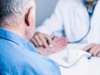 ما الذي يجب أن يعرفه كبار السن عن كوفيد طويل الأمد؟